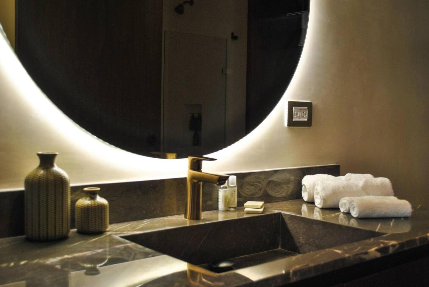 Apartment Upscale Desirable Location