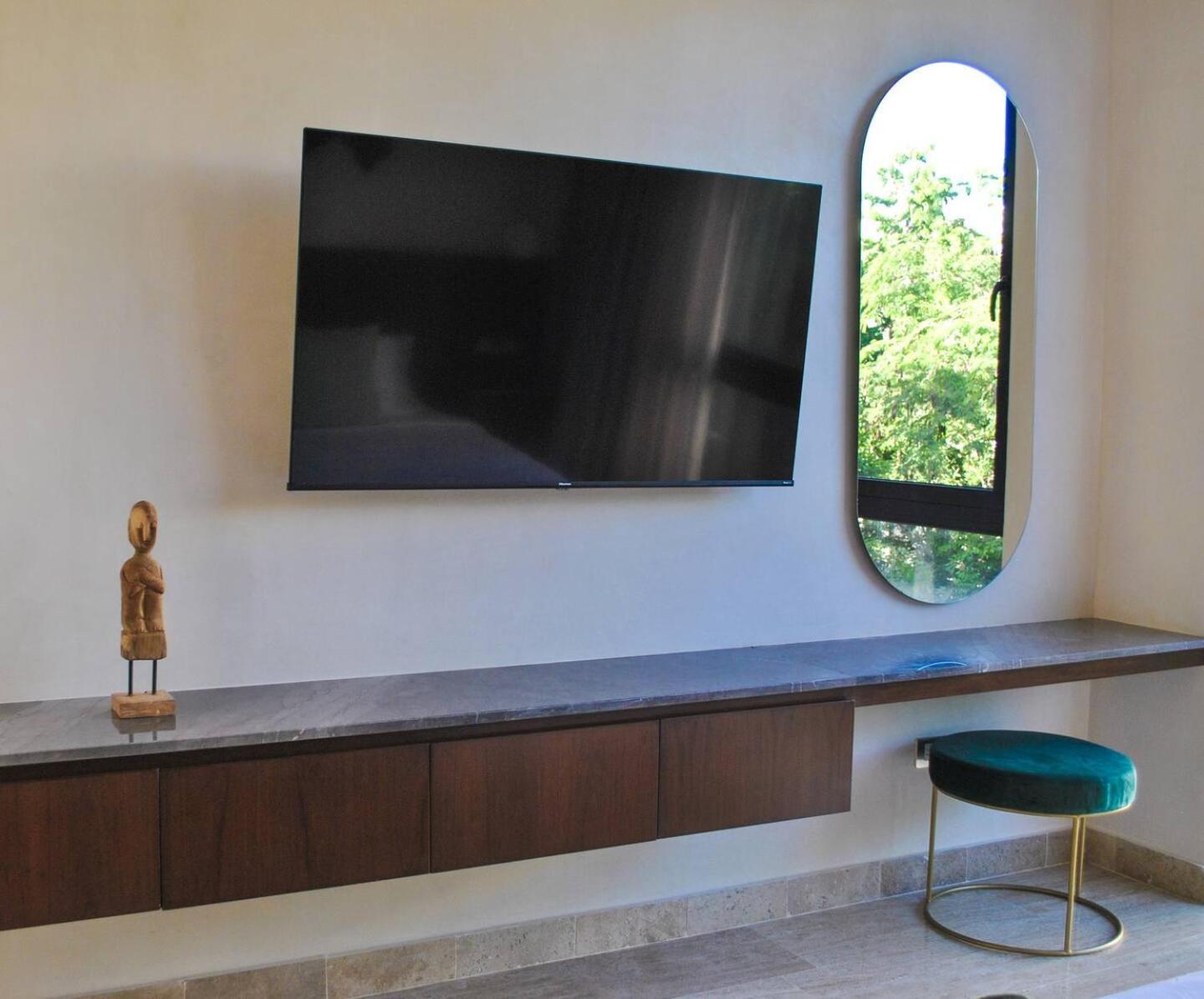 Upscale Desirable Location Apartment *